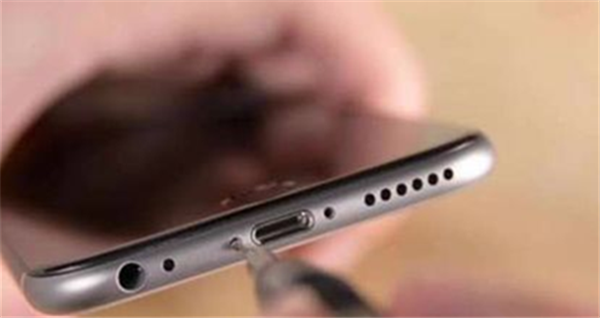 分享在iphone7进行自己换电池的步骤介绍。